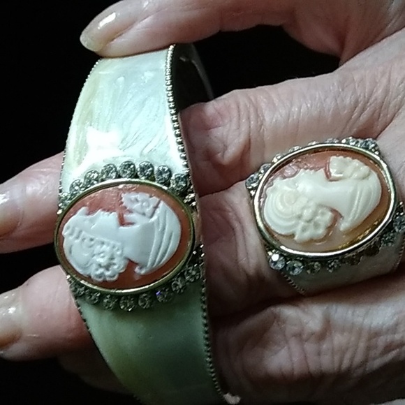 Amadeo Jewelry - AMADEO SET HINGED BRACELET/RING.MOTHER OF PEARL,CAMEO,Swarovski accent,Gold